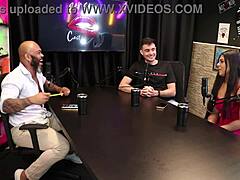 gostosa mostra bunda e buceta lisinha - gabriel e julia vida safada