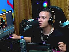 Bia shows her curves in detail 😍