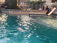 me exibindo com microbiquini na piscina do hotel