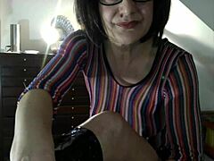 Russian milf Olga uses the squirt machine and mops the floor