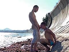 海边隐秘处陌生人野战爱极限公共性爱