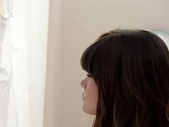 瘦骚妹HD挑逗，你猜她在干嘛？