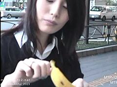 亚洲业余妹美甲指奸癖好太爱了