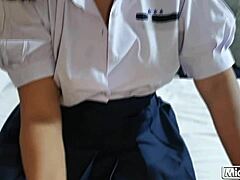 泰国学生妹吸鸡巴骑乘并内射在她闪亮裙子上