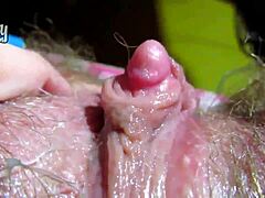 业余爱好者巨大阴蒂毛茸茸粘糊糊的逼在家自制特写自慰