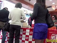 亚洲美女穿丝袜裙子户外被跟踪偷窥