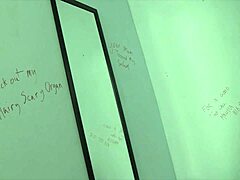 natasha dulce montre ses gros seins au voyeur et suce au gloryhole