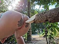 纹身同志业余者在灌木丛中尿尿，想着把木头插入窄屁股。它痒得厉害。