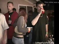 火辣金发大学美女喜欢鸡巴，在公共三人幻想中口交射精弯腰