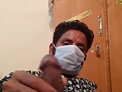 年轻荡妇克里斯塔尔·格林维尔和基拉·索恩投入群交，双重肛交、肛交、操屁股、口交