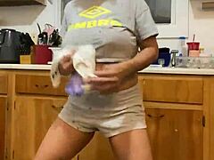 Anna maria dances while doing dishes. 💃