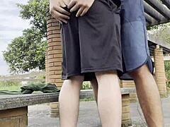 年轻小伙在公共广场当着路人面前操，真大胆户外