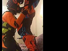 嘿，试过同性越野摩托口交，全副装备？