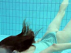 安娜·内特雷布科在泳池边脱泳衣露出小18+奶子