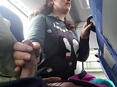 西班牙熟女被诱惑在公共巴士上吸鸡巴