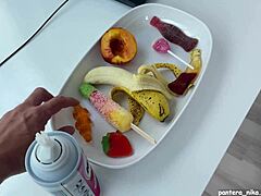 继妹在导演剪辑版中品尝糖果和我的鸡巴。她娇小18+，饥渴，小18+乳房，自制POV hentai吸吮。