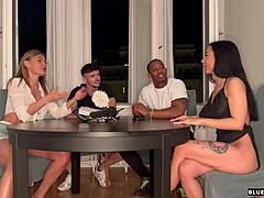 哟，和朋友玩桌游变成疯狂群交！😜