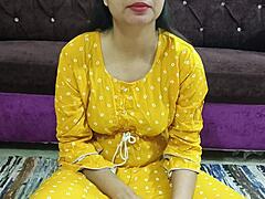 喜马偕尔邦音频捕捉美丽印度嫂嫂强迫小叔子第一次18+性爱，脏话连篇。她要求他用力操她亚洲熟女阴户，高清版。