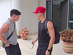 哇，这个饥渴三人行和我表弟还有他女友在海滩上疯狂起来