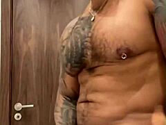 “嘿老板，看我用脏话和羞辱氛围抚摸这个怪物大黑鸡巴。”