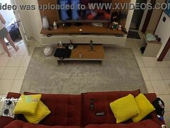 火辣拉丁熟女Thay Ksada在客厅沙发上向送货男孩闪现大奶，进行POV口交。