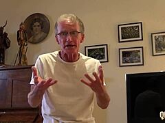 两个年轻18+妹子操老男人，吞他的精液