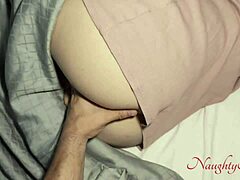 丰满继母因外面诡异噪音让我分享她的床