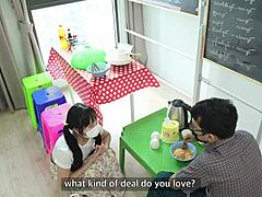 你想看这个可爱年轻18+亚洲少女18+在店里湿润的舔阴和粗暴性交吗？