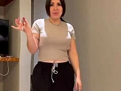 mi nueva empleada domestica culona llega a trabajar