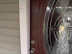 Alora Jaymes，朋友辣妈需要现金换疯狂乐趣