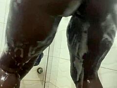 涂油的萨拉·杰西张开她湿润的纹身阴户接受深硬核填充和射精