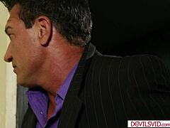 18+少女被继父钻孔