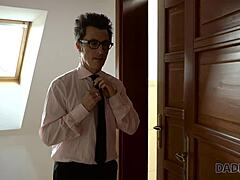 爸爸4K，成熟继父早上开始勾引他非儿子的金发女友，被抓到光滑阴部