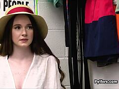 法庭日以粗暴双插狂欢结束，与欧洲18+辣妹Aisha和Helena Valentine