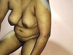 印度亚裔骚妹为何先吸屌再让老公干穴？