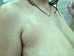 你喜欢我怎么在浴室淋浴大胸，为禁忌按摩吗？