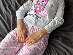 这个饥渴少女穿睡衣手指她剃光的湿阴部喷水，然后从大鸡巴特写中接受内射