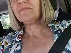 顽皮主妇在车里闪露时自拍露奶，在自制业余乐趣中