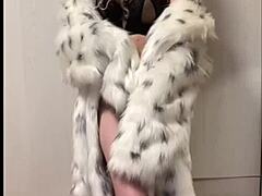 I can't resist Elza Kom's sexy dance in lingerie, her lips on me drive me wild