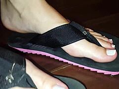 hey, luh gives that intense footjob with her feet 👣