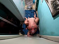 “嘿，看龙鸡巴套筒被龙唾液动作弄湿。”