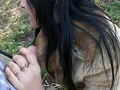 出轨丰满主妇预览皮草购物冒险与丈夫朋友，导致户外深喉刺激