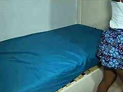 yo latina y cachonda a solas en casa con hermanastras sexy