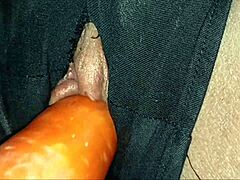 在车里自慰被抓，陌生人让我高潮。