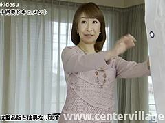 哦，这个业余日本妻子出轨，像专业MILF一样吸鸡巴