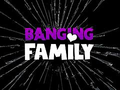 嘿，看这个可爱宝贝在收到鸡巴照后被后爸操 😂