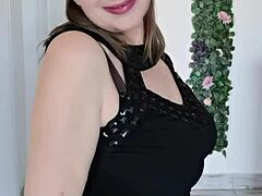 继母用她巨大的乳房温柔挑逗继子，拉他进入亲密时刻。