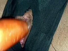 在车里自慰被抓，陌生人让我高潮。