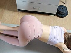 我的室友在家里瑜伽课开始引诱我，导致干她金发青少年18+逼在紧身瑜伽裤里