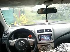 Pinay teen gives outdoor blowjob in car to taxi driver for cum in mouth payment 😏